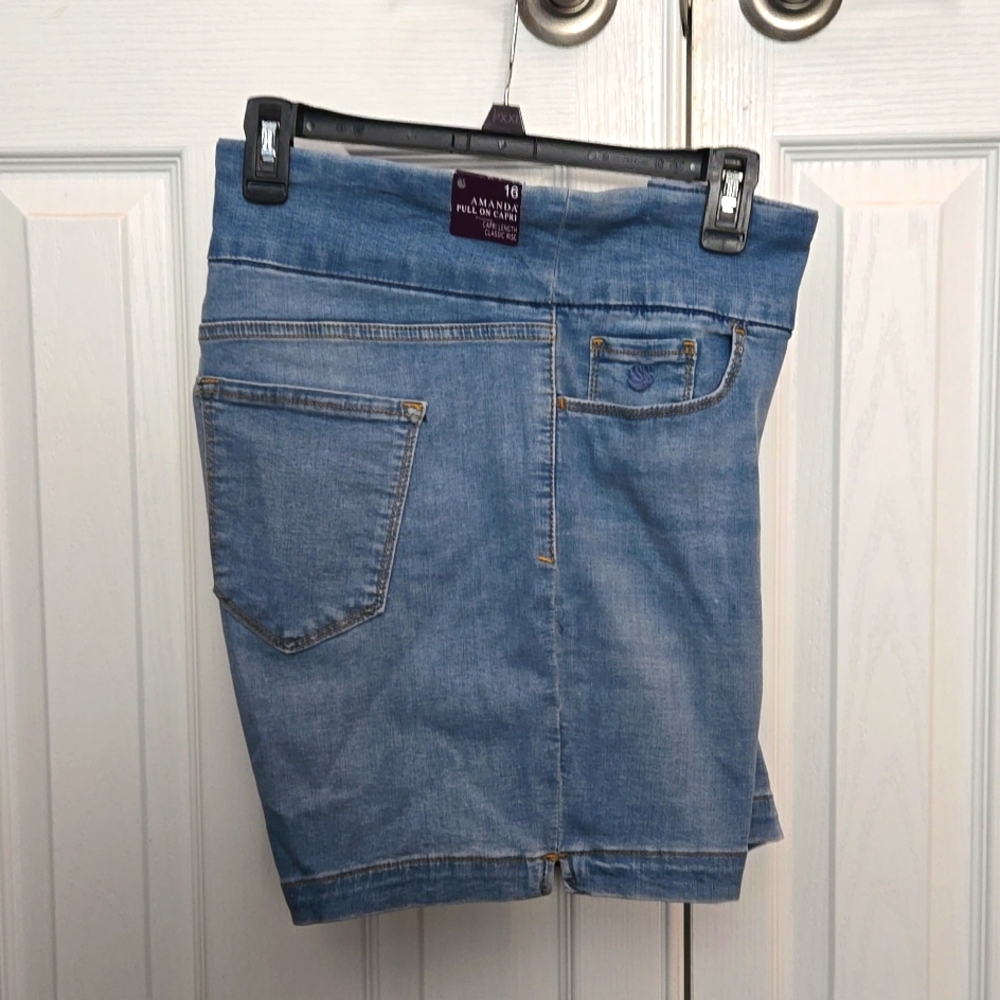$13, 3 for $30! Amanda by Gloria Vanderbilt pull-on slimming jean short, Size 16